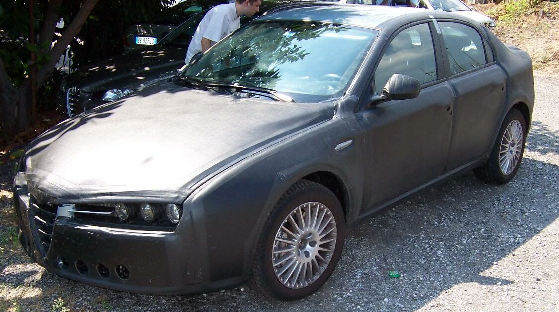 Spy photo, just shot by a photographer from Club Cuori Alfisti in the Sicilian City of Catania, presenst a close-up look at Project 939, the soon-to-be-unveiled successor to the Alfa Romeo 156
