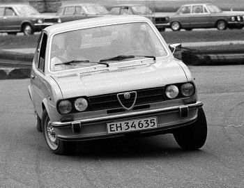 L'Alfasud, lance au salon de Turin de 1971, tait reconnu au fait de sa gloire pour sa tenue de route sans gale