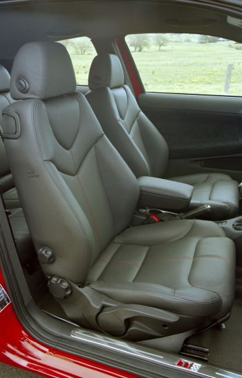 Inside the Alfa Romeo 156 Ti standard upholstery is replaced by news sports leather upholstery which is wrapped around body hugging front sports seats for more enthusiastic driving. Completing the package is a unique thick-rimmed racing style leather steering wheel