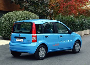 In 2003 a new project was unveiled that testifies to Fiat Auto's commitment to alternative traction: the Panda 'Hydrogen'. Here too, the fuel cell is connected directly to the electric traction motor and provides all the power needed for moving.