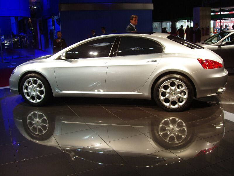 Giugiaro Alfa Romeo Visconti at the 2004 Paris Motor Show