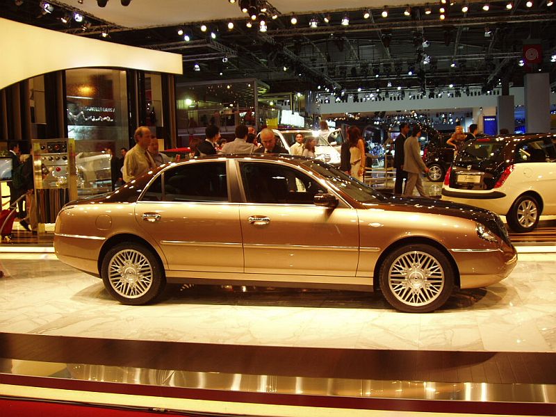 Lancia Thesis bi-colore at the 2004 Paris International Motor Show