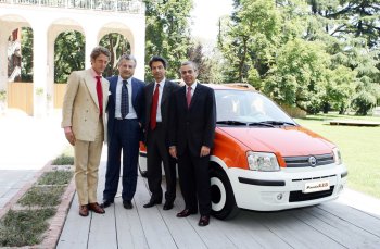 Lapo Elkann, Benito De Filippis, and Alain Breuilis, responsible for Brand Promotion, After Sales, and Fiat Auto Financial Services respectively, along with Silvio Barzi, Assistant General Manager of Unicredit Bank, and Executive General Manager of UniCredit Clarima, at the card's launch
