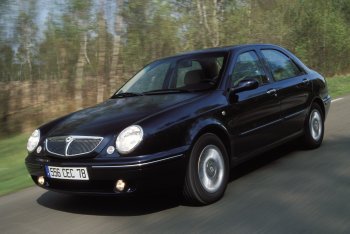 In June 2001, the range was extended with the addition of the ‘Executive’ flagship model. This added heated seats, rain sensor, electrically-retracting door mirrors, tinted windows, larger alloy wheels and steering wheel controls for the stereo to the existing equipment list