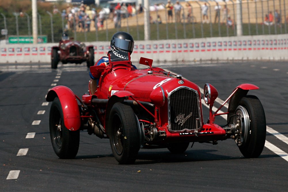 The weekend saw the eagerly-awaited formal reopening of the Boavista Circuit, during the Porto Historic Grand Prix. Months of hard work had been put in to get the old circuit ready for today's tough safety exigencies, and considering its a city circuit, it is however very well positioned, offering many splendid views out over the Atlantic Ocean, and it one of the biggest avenues in the city.