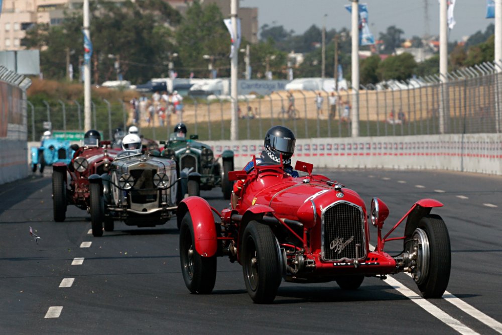 The weekend saw the eagerly-awaited formal reopening of the Boavista Circuit, during the Porto Historic Grand Prix. Months of hard work had been put in to get the old circuit ready for today's tough safety exigencies, and considering its a city circuit, it is however very well positioned, offering many splendid views out over the Atlantic Ocean, and it one of the biggest avenues in the city.