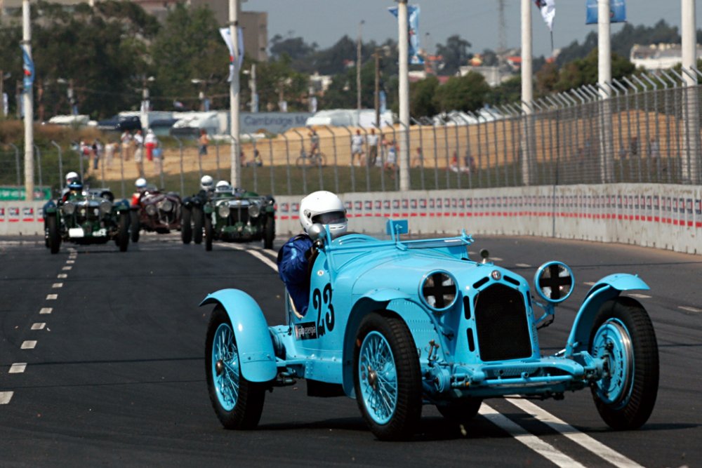 The weekend saw the eagerly-awaited formal reopening of the Boavista Circuit, during the Porto Historic Grand Prix. Months of hard work had been put in to get the old circuit ready for today's tough safety exigencies, and considering its a city circuit, it is however very well positioned, offering many splendid views out over the Atlantic Ocean, and it one of the biggest avenues in the city.