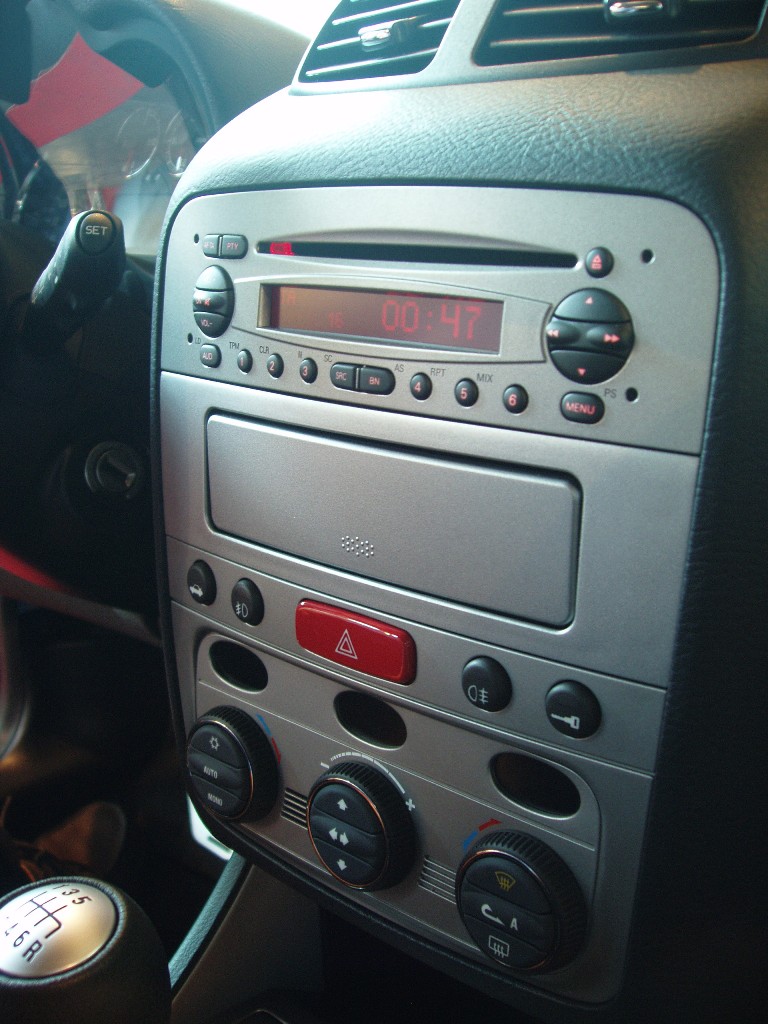 Alfa Romeo 47 1.9JTD with iPod pack at the 2005 Rimini My Specal Car Show