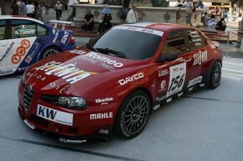 Bolognas Piazza Maggiore was a hub of activity yesterday as the FIA WTCC came to town. Ahead of rounds 7 and 8 of the championship (on Sunday in Imola) fans got to see the cars close up as well as meet some of the drivers. These included Italian aces Alessandro Zanardi, Nicola Larini, and Fabrizio Giovanardi, as well as reigning FIA ETCC champion Andy Priaulx and the Austrian driver Sascha Plderl. The autograph session was more than an hour long to ensure that as many people as possible could enjoy the rare opportunity.