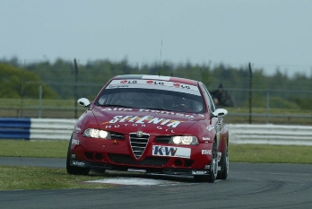 In an incredibly exciting qualifying session it was Alfa Romeo Racing Team driver Gabriele Tarquini who set the fastest lap time, an amazing 1:25.639 which is a new lap record for S2000 touring cars, with the field being so close that only 0.9 seconds separated the fastest twelve drivers