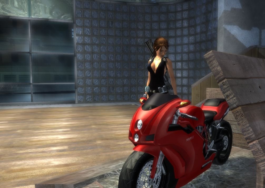 LARA CROFT - DUCATI MONSTER S2R