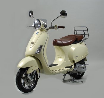 http://www.italiaspeed.com/2006/cars/other/piaggio/04/vespa_60th/vespa_lx_60_1.jpg