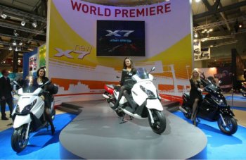 http://www.italiaspeed.com/2007/cars/other/piaggio/11/eicma_x7/piaggio_x7.jpg