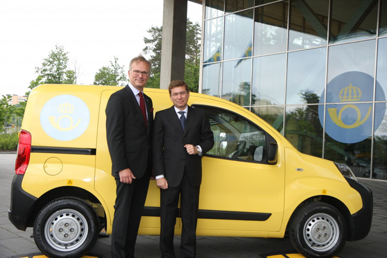 Andreas Falkenmark, CEO of Posten, and Lorenzo Sistino, CEO of Fiat Automobiles and Fiat Professional with the first Fiat Fiorino delivered to the Swedish Post.