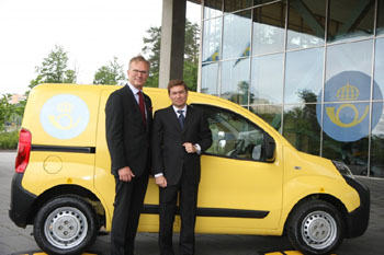 Andreas Falkenmark, CEO of Posten, and Lorenzo Sistino, CEO of Fiat Automobiles and Fiat Professional with the first Fiat Fiorino delivered to the Swedish Post.