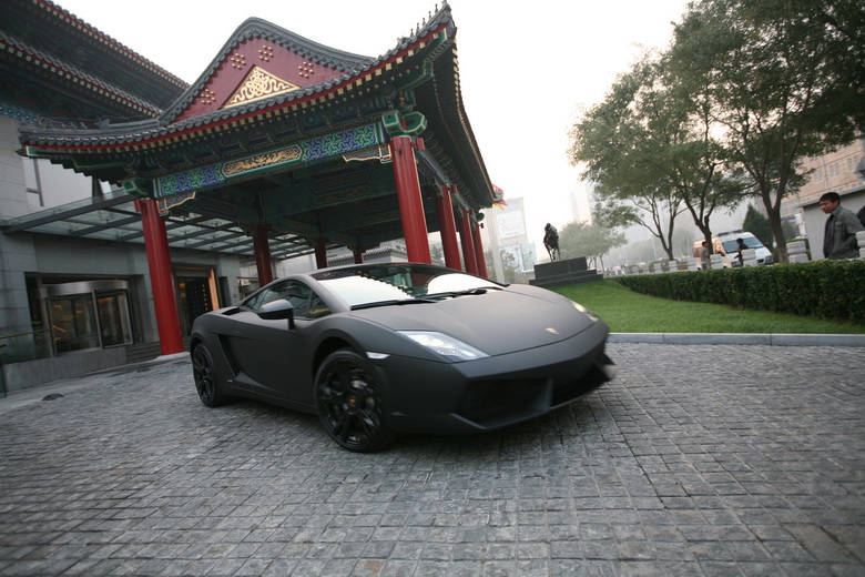 Automobili Lamborghini is strengthening its position on the Chinese market by opening a new dealership in Hangzhou and a new showroom location for its Beijing dealership, which has recently been expanded and is now the largest sales outlet for the Raging Bull brand in Asia.