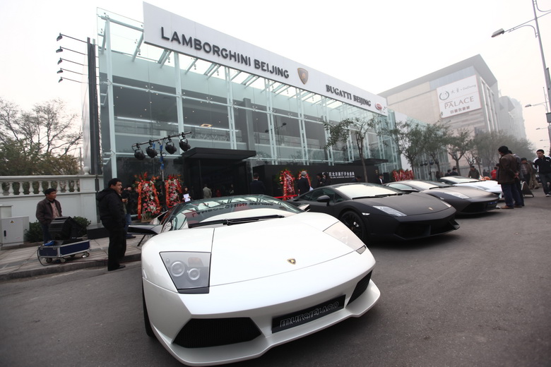 Automobili Lamborghini is strengthening its position on the Chinese market by opening a new dealership in Hangzhou and a new showroom location for its Beijing dealership, which has recently been expanded and is now the largest sales outlet for the Raging Bull brand in Asia.