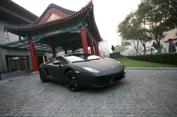 Automobili Lamborghini is strengthening its position on the Chinese market by opening a new dealership in Hangzhou and a new showroom location for its Beijing dealership, which has recently been expanded and is now the largest sales outlet for the Raging Bull brand in Asia.