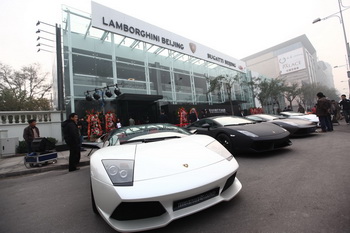 Automobili Lamborghini is strengthening its position on the Chinese market by opening a new dealership in Hangzhou and a new showroom location for its Beijing dealership, which has recently been expanded and is now the largest sales outlet for the Raging Bull brand in Asia.