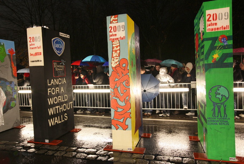 Lancia, the main sponsor of the 10th World Summit of Nobel Peace Laureates, taking place in Berlin this week has dedicated a film to Aung San Suu Kyi. The main theme of the Summit this year is "Knocking down new walls and building bridges for a world without violence". 