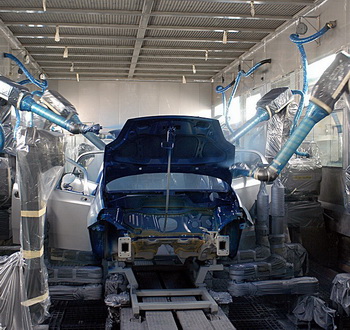 FIAT BRAVO IN THE PAINT SHOP AT MELFI, ITALY
