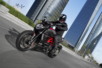 DUCATI DIAVEL 2011