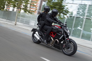 DUCATI DIAVEL 2011