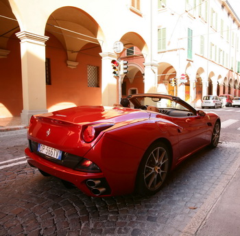 FERRARI CALIFORNIA HELE