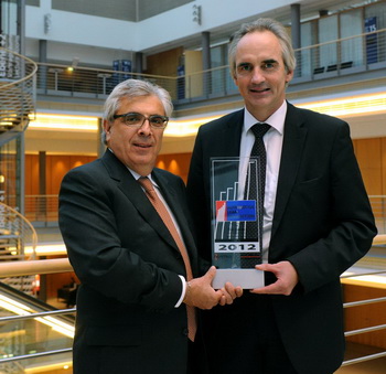 The award was presented to Sebastiano Garofalo, manager of the Pomigliano D'Arco plant (left, with Stefan Ketter, FGA Chief Manufacturing Officer), during an awards ceremony held yesterday at the Leipzig Convention Centre as part of the 7th International Congress organised by Automobil Produktion and Agamus Consult.