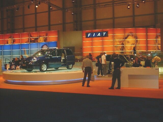 two large revolving turntables featuring the Stilo SW and Ulysse, both making their UK debuts, dominated the Fiat stand