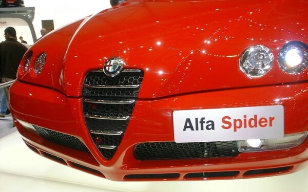 click here to see this image of the restyled grille on the new Alfa Romeo Spider 24v 3.2-litre V6 at the Geneva Motor Show in high resolution