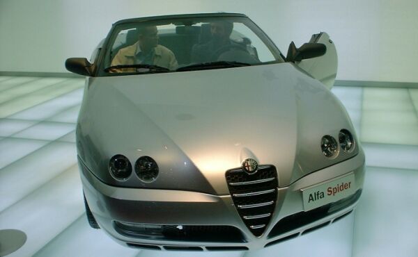 click here to see this image of the new Alfa Romeo Spider 24v 2.0-litre JTS L at the Geneva Motor Show in high resolution