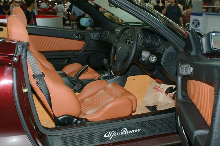 Alfa Romeo Spider at the Thailand International Motor Expo 2003. Photo: Wisrute Buddhari.