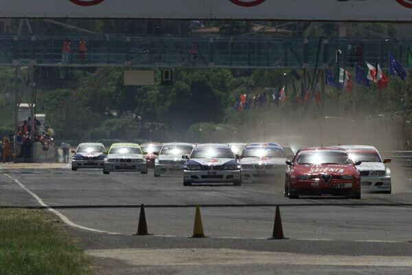 Roberto Colciago leads the field away at the start of race 1 in Pergusa
