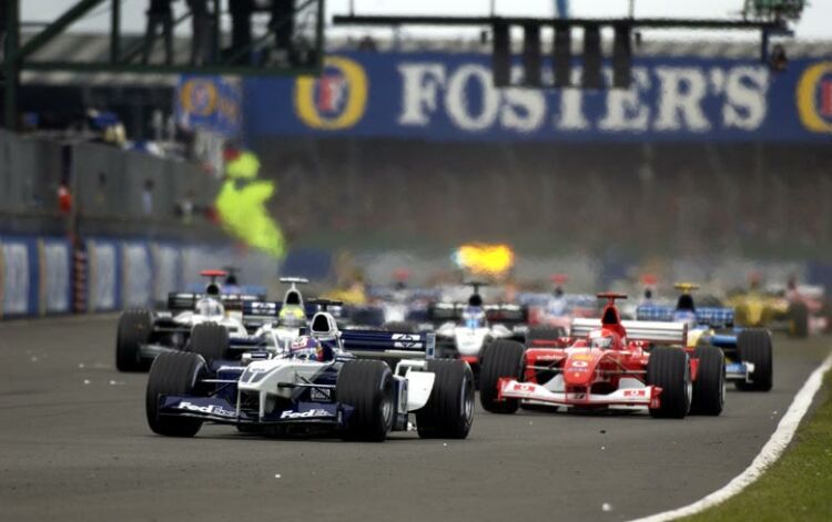 At the green light, Juan Pablo Montoya's Williams-BMW leads the field into the first corner