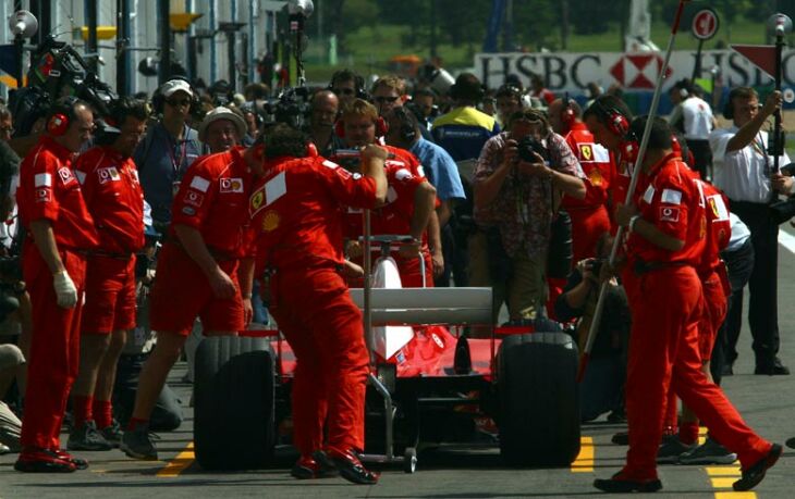 Ferrari pit work during qualifying
