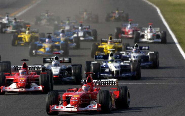 Michael Schumacher leads the field into the first bend at the Japanese Grand Prix