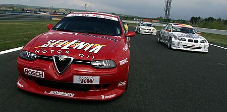 the factory Nordauto ETC Alfa Romeo 156 GTA sits with the series debuting BMW 320i